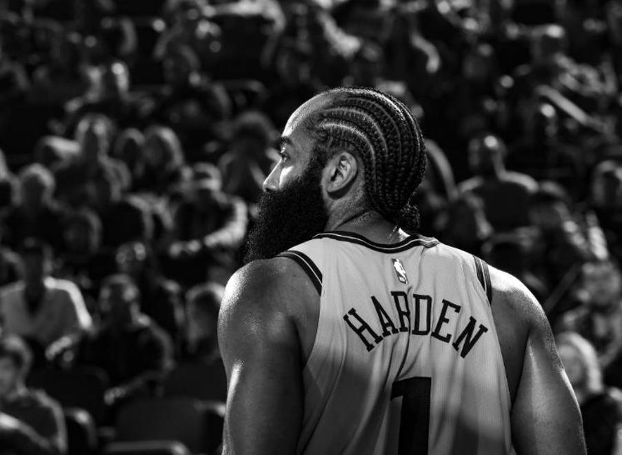 IM体育-勇士再度战胜湖人,哈登表现出色