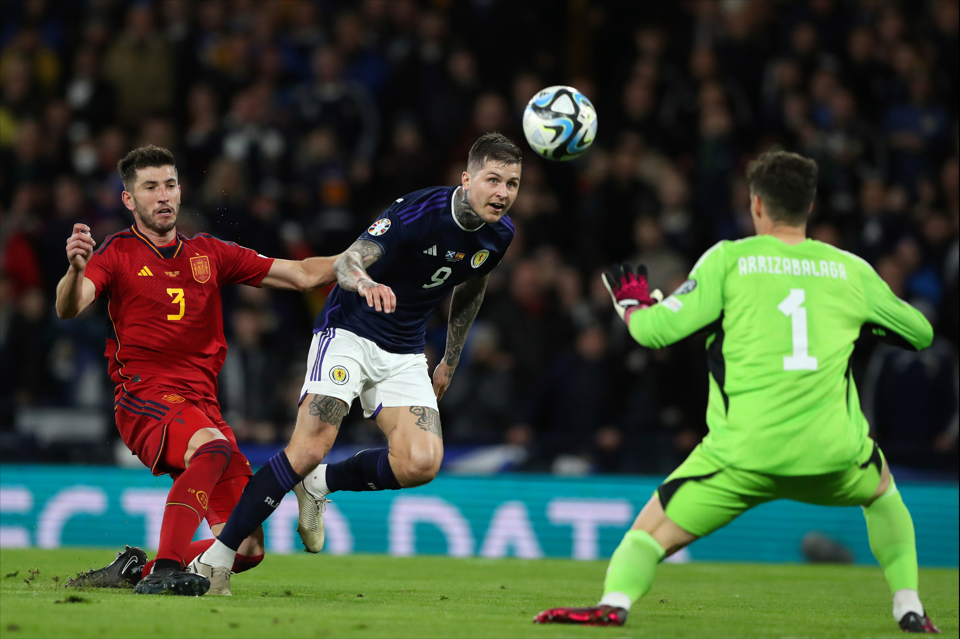 IM体育注册链接-包含欧洲足球赛场上演精彩战役，球员力求卓越表现的词条