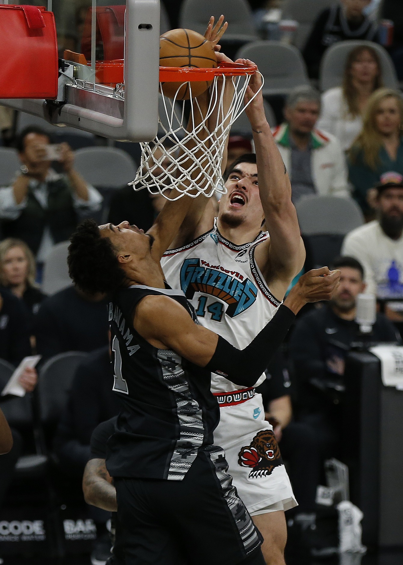 IM体育数据分析平台-马刺碾压雄鹿，霍勒迪点燃赛场的简单介绍