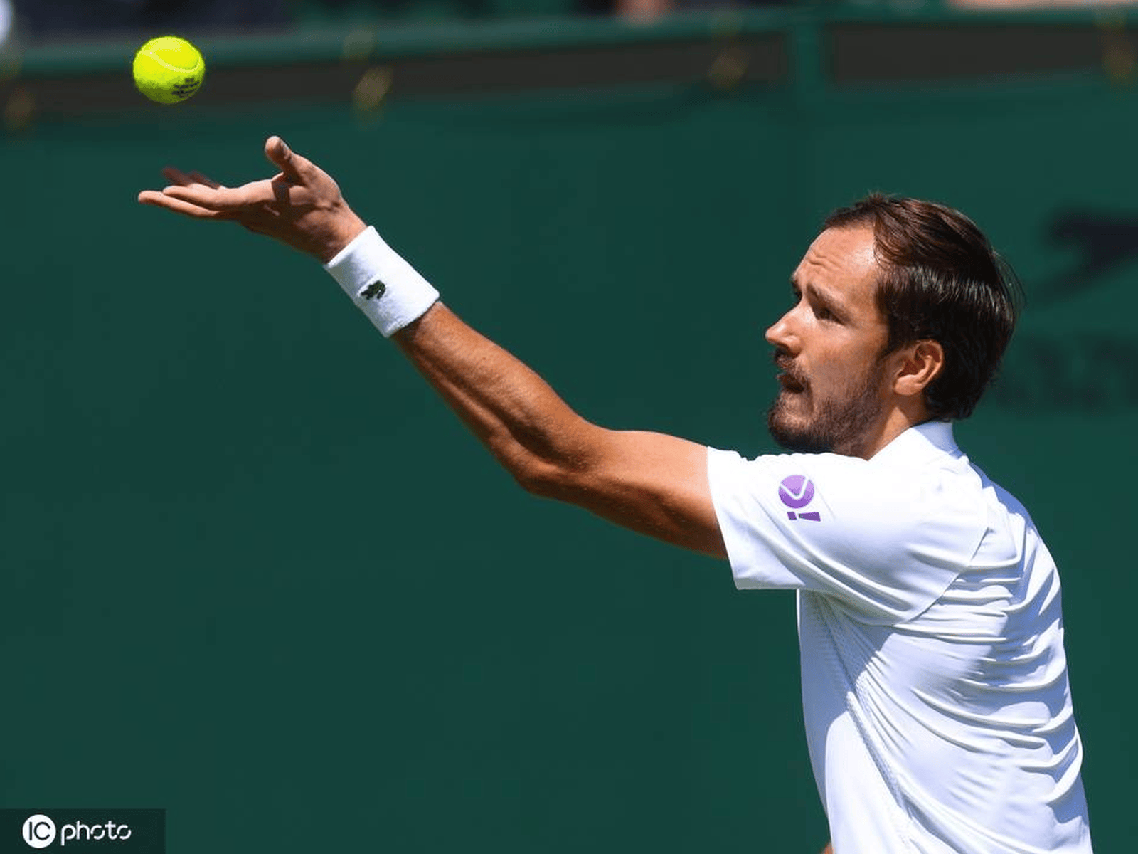 IM体育社区互动入口-温网翻盘年终总决赛,梅德韦杰夫扛起全队